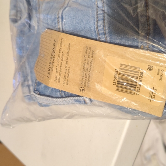 Levi Strauss Co - Picture 2 of 5